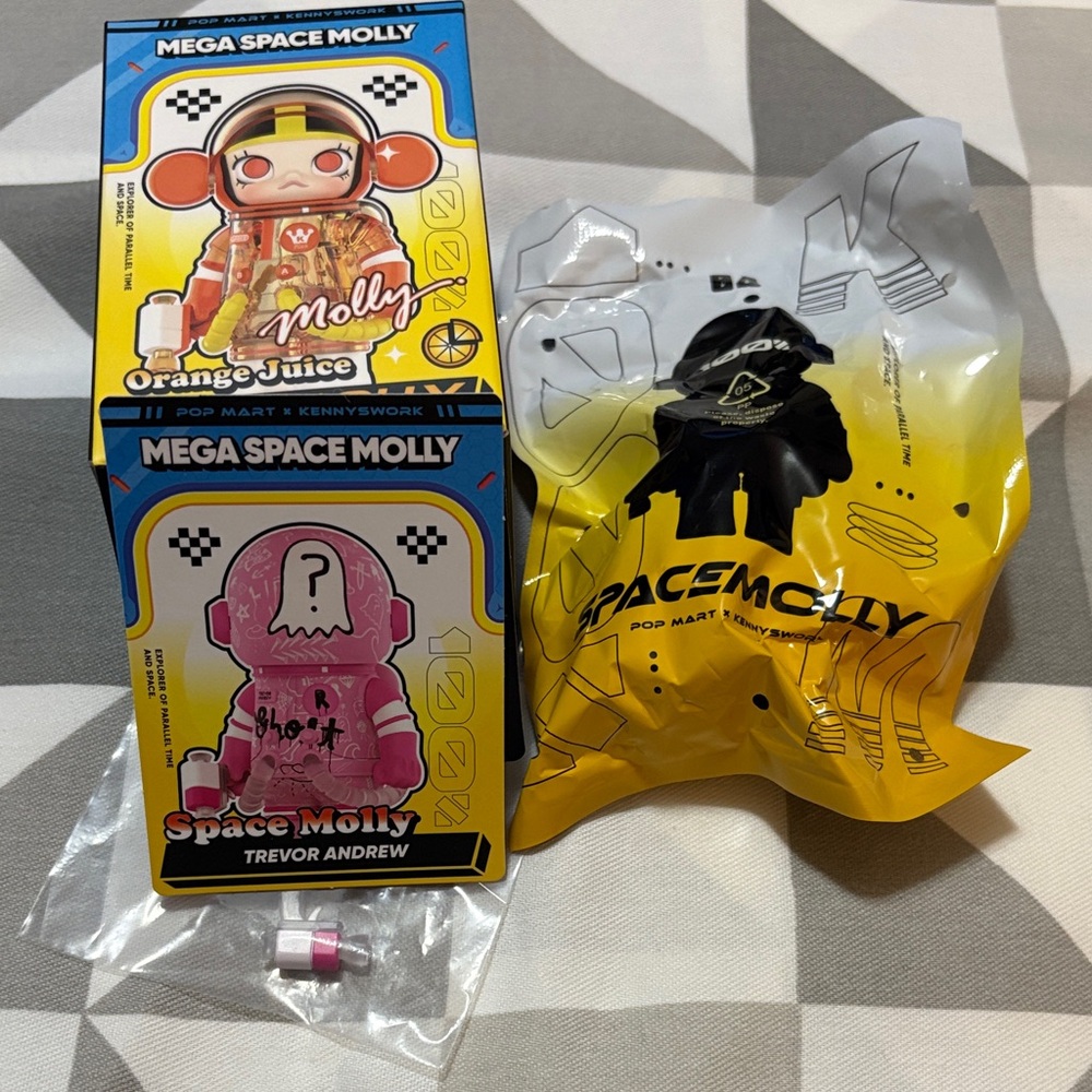 POP MART Mega Space Molly Series 4 - Trevor Andrew - Picture 2 of 5